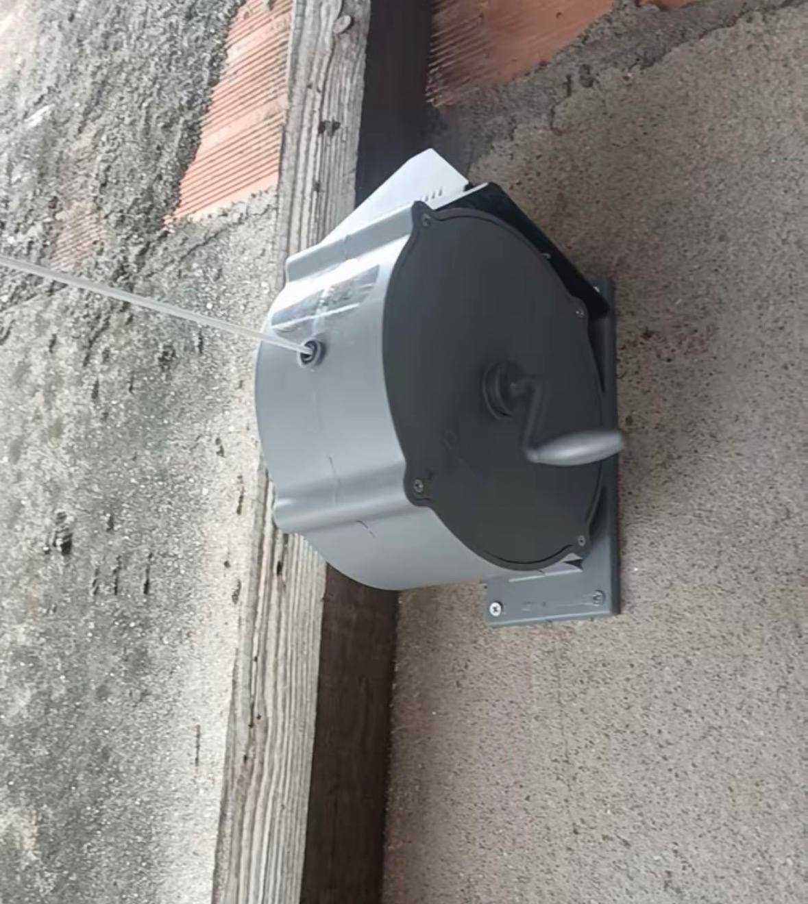 Varal retrátil instalado, foto enviada por Marcos A.